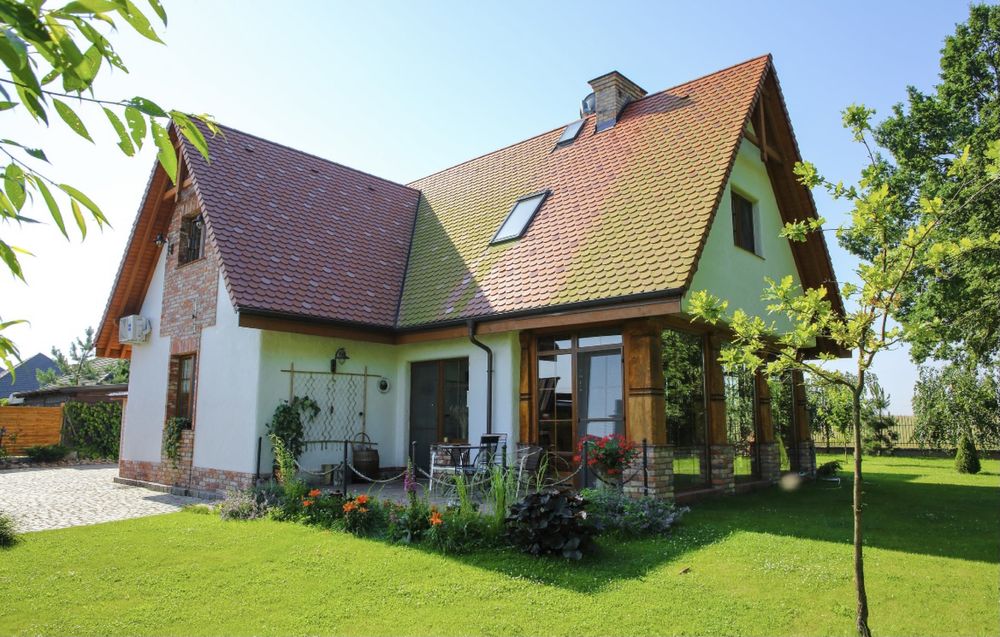 Dom  Przy Lesie Pyszczyn stajnia i staw