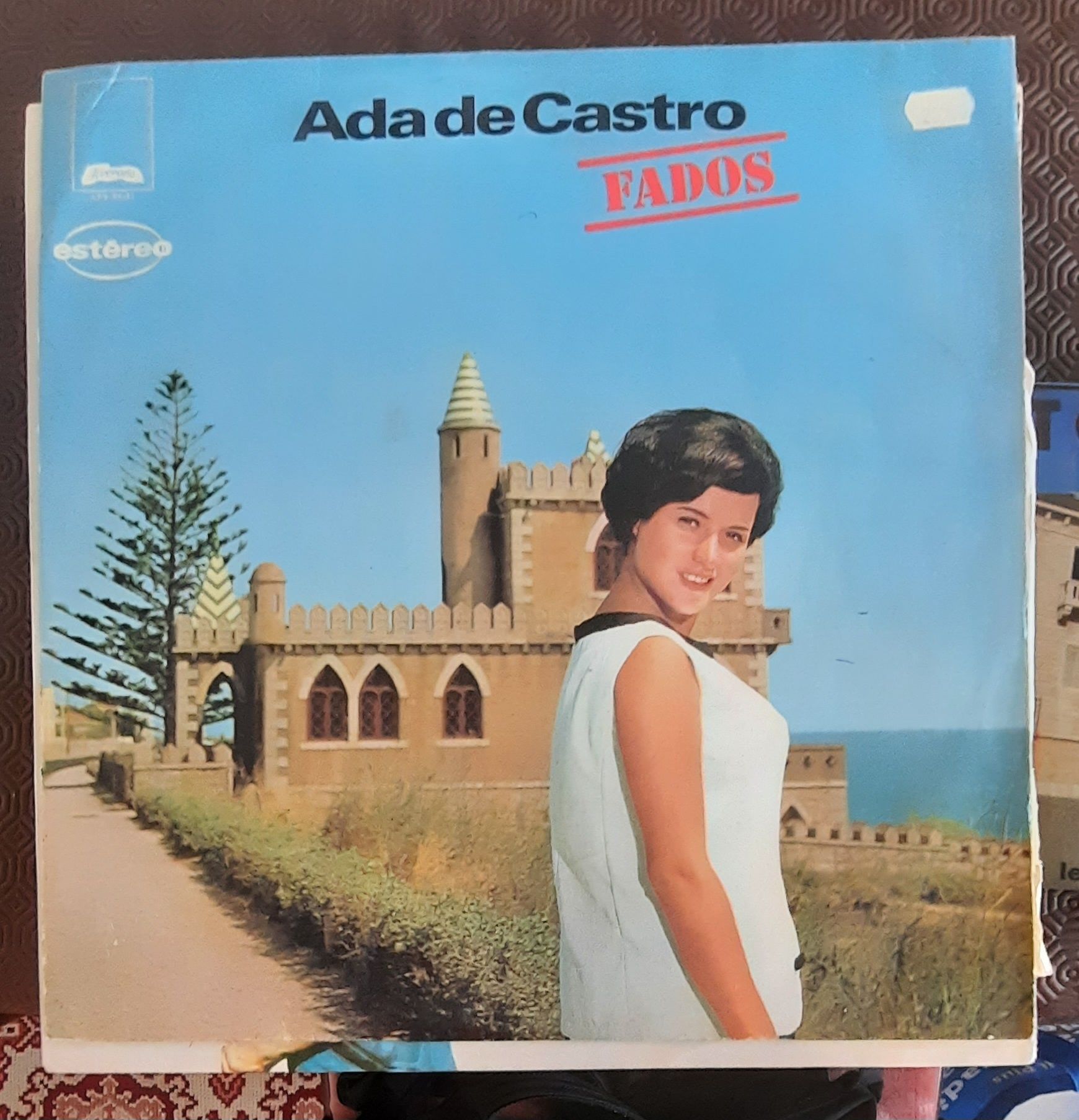Discos vinil. 35 LP's (33 rpm)e 18 singles (45 rpm)