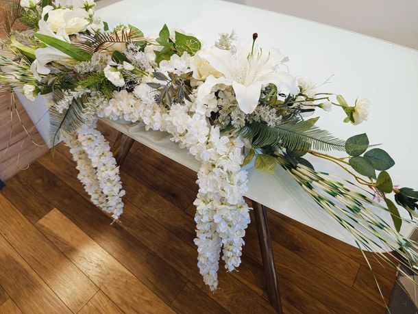 Duża dekoracja kompozycja kwiatowa na ślub wesele stół prezydialny