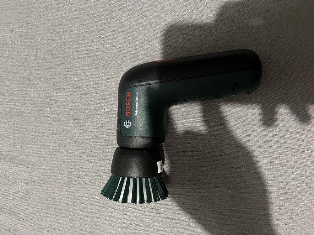Bosch UniversalBrush 3.6V, elektryczna szczotka akumulatorowa do czysz