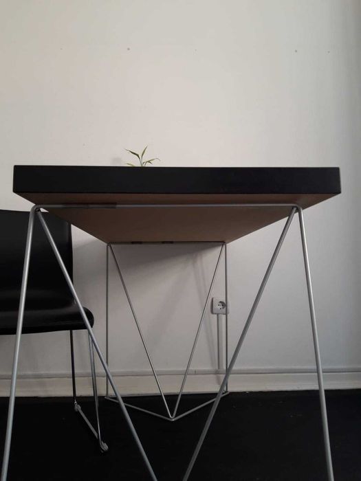 Mesa com tampo preto removível e pernas metálicas
