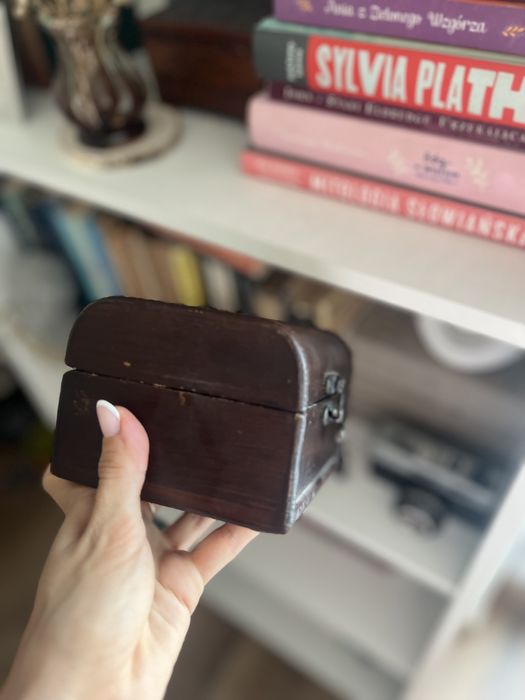 Drewniana szkatułka na bizuterię drobiazgi troche retro