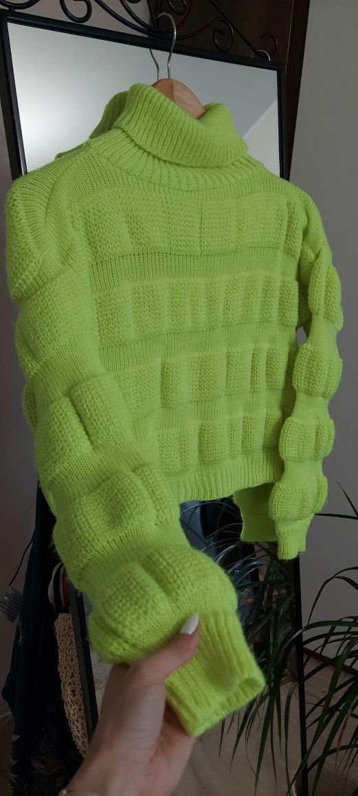Neonowy krótki sweter z golfem XXS/XS
