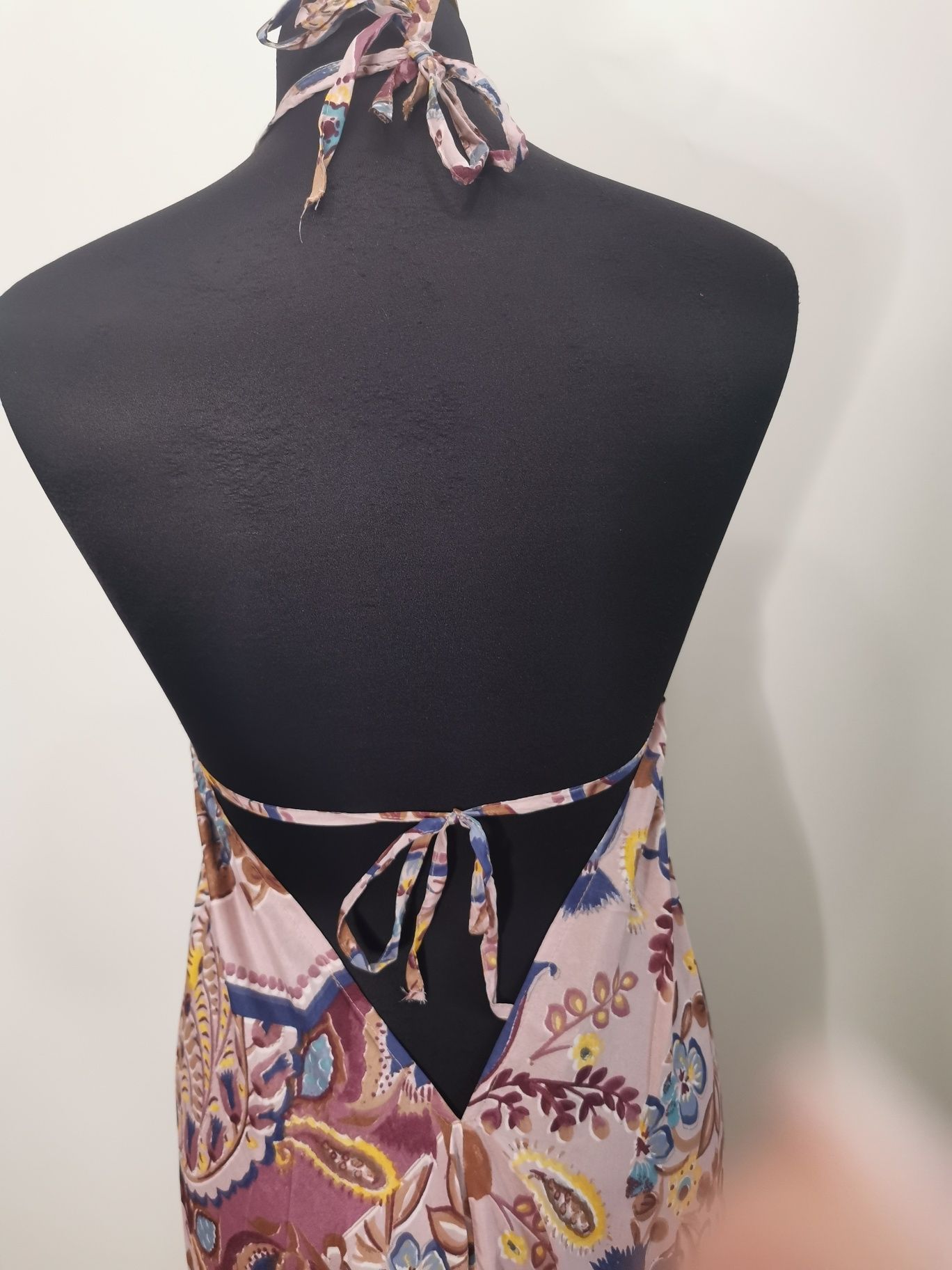 Śliczna  długa jedwabna letnia sukienka wiązana na szyi odkryte plecy