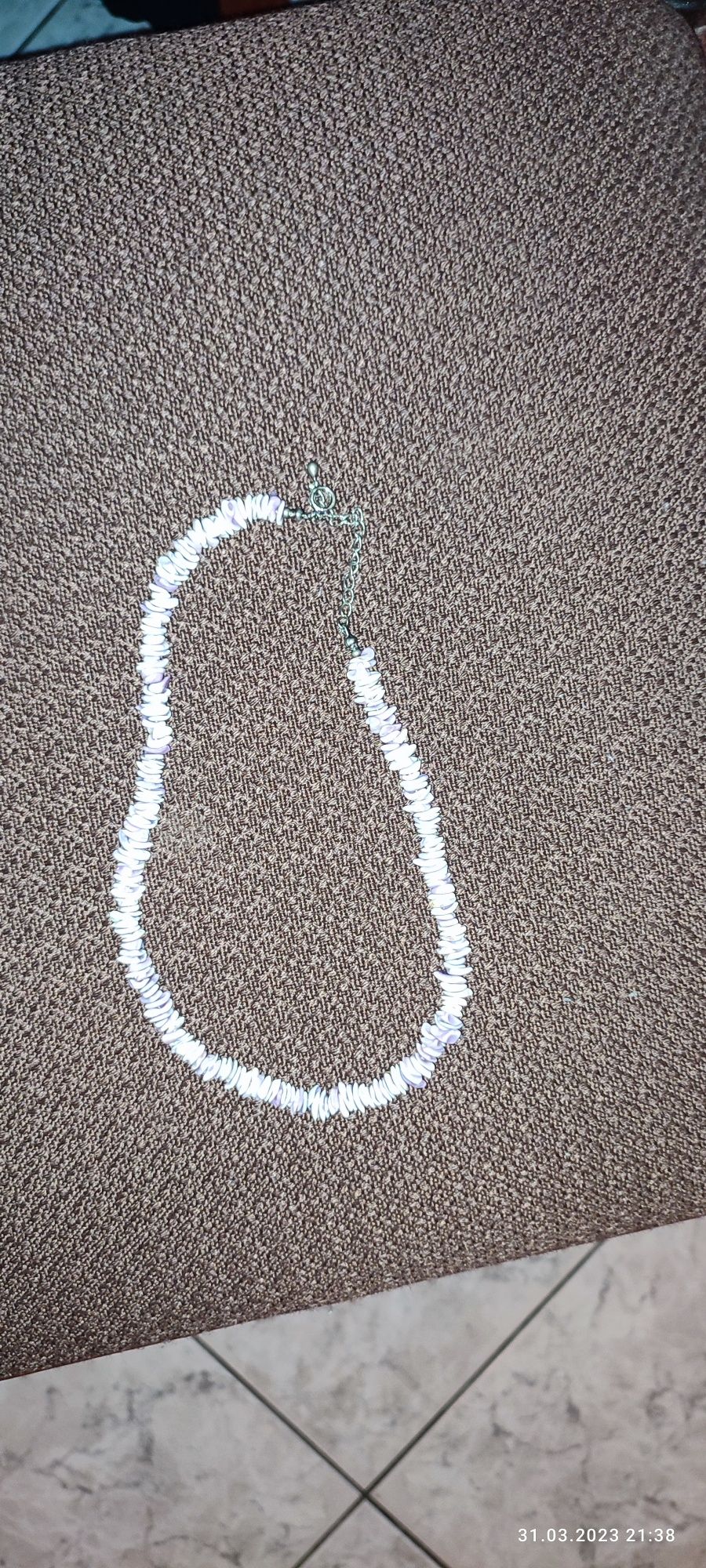 Naszyjnik z masy perłowej z powłoką jakby lakierowaną a sam łańcuszek