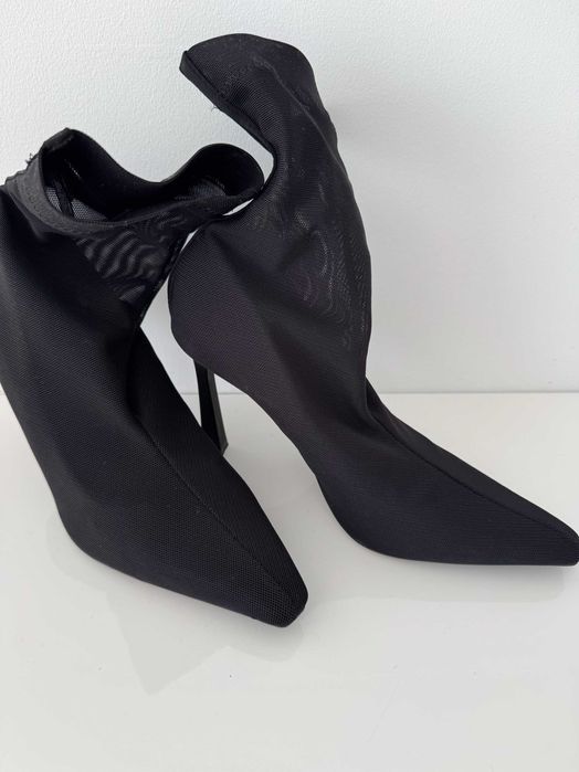 Botins pretos elegantes de salto alto, tamanho 38