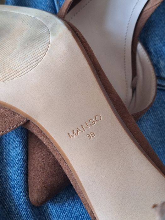 Замшеві туфлі лодочки коричневі з гостим носком від mango