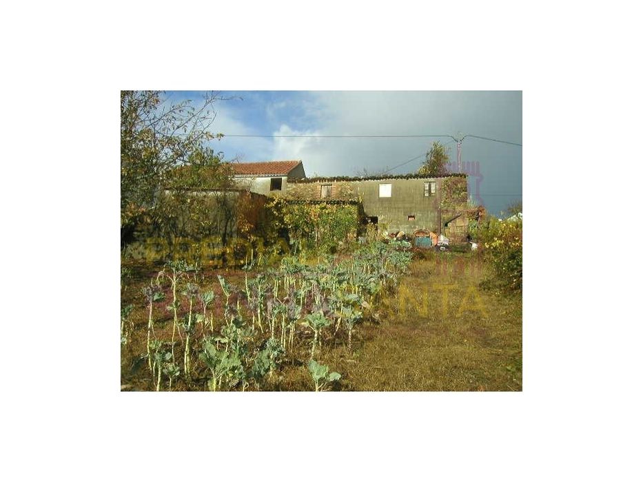 Casa para recuperar totalmente. com terreno 16 Km de Coimbra