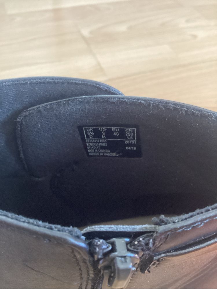 Ботільйони ботинки черевики Clarks 40 розмір та тапки в подарунок