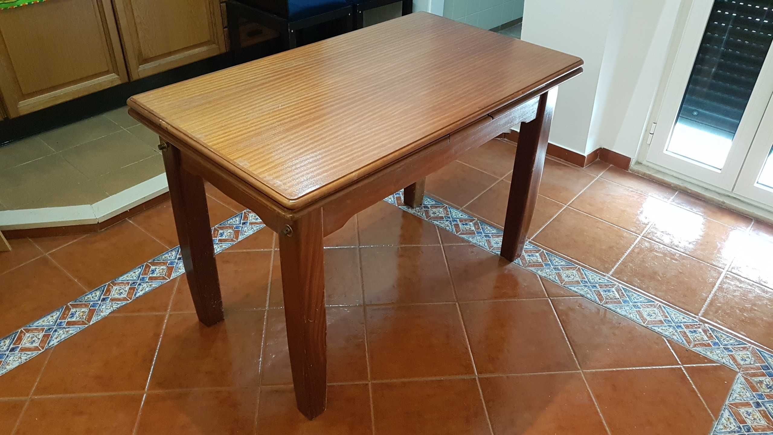 Mesa Madeira maciça (muito resistente) . (0,70x1,20 / 1,70 / 2,20)