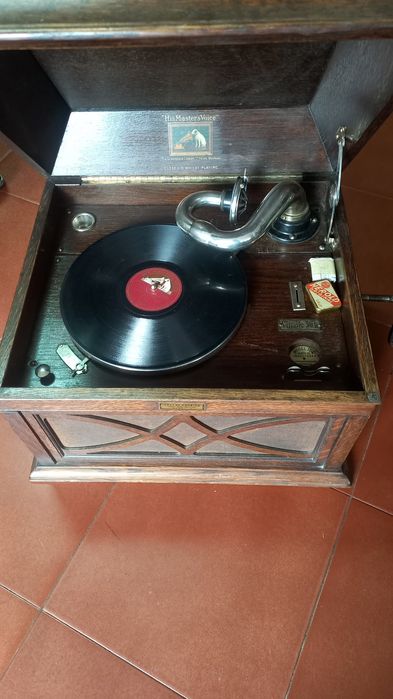 Caixa antiga, gira discos de vinil.