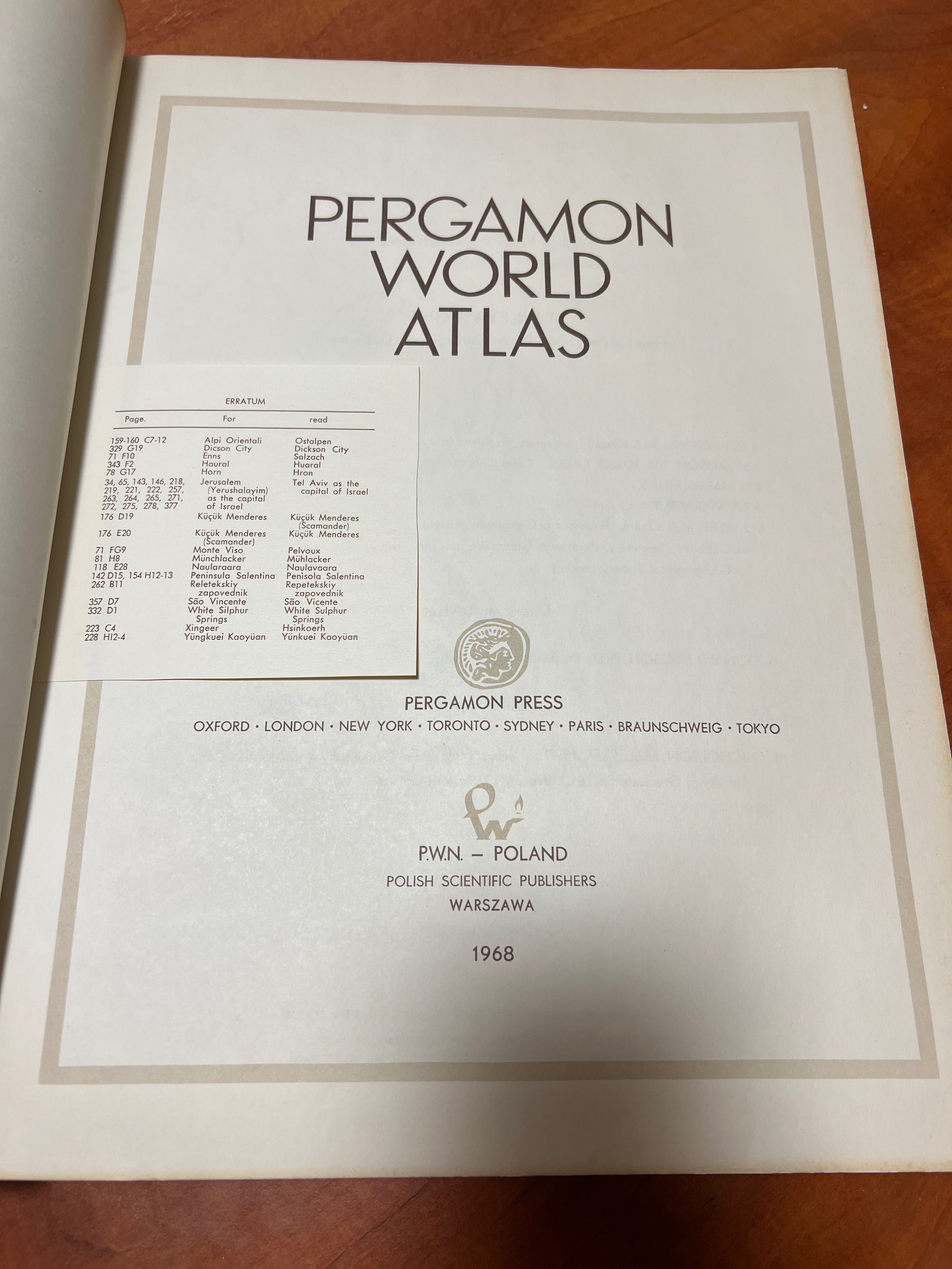 PERGAMON WORLD ATLAS - bardzo dobry stan