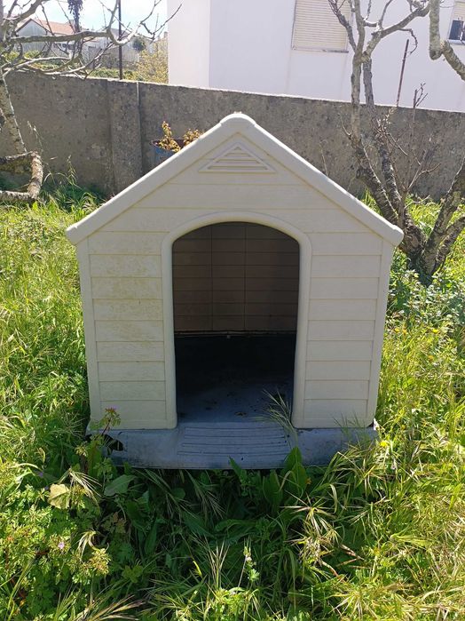 Casota para cão porte grande ou médio.  Espaçosa, resistente, lavável.