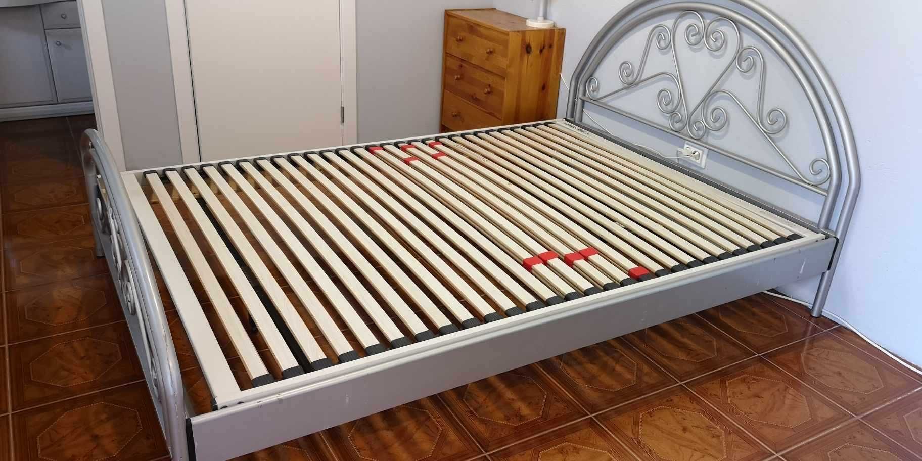 cama de casal em bom estado