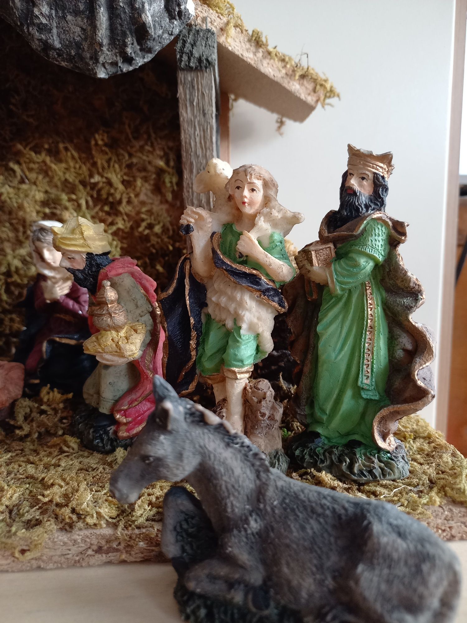 Szopka bożonarodzeniowa z figurkami