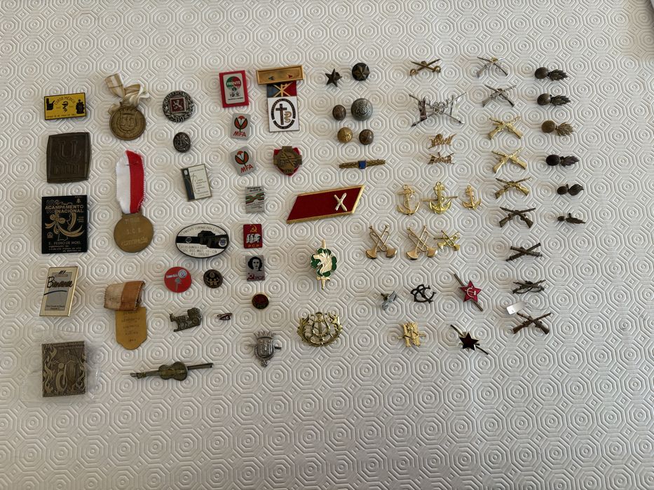 Medalhas crachas placas pins
