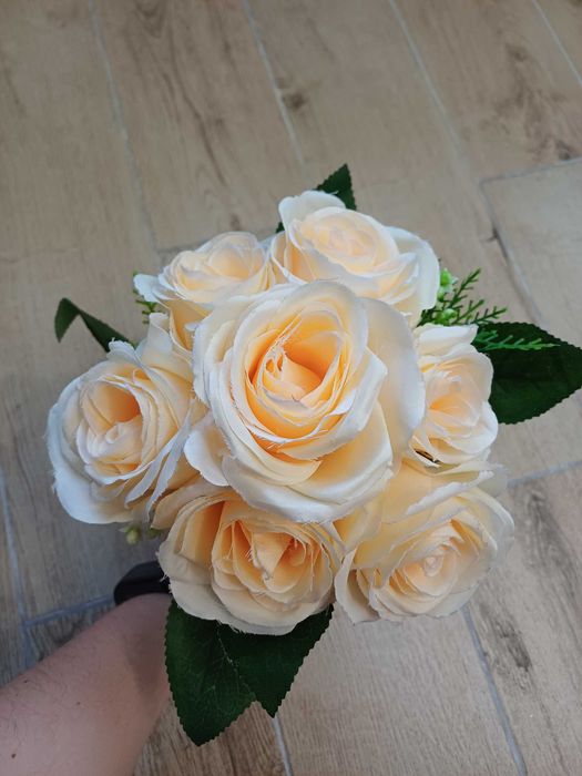 Bukiet sztucznych kwiatów róże