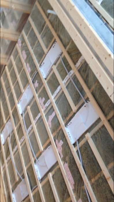 Izolacje wdmuchiwane celuloza, wełna mineralna