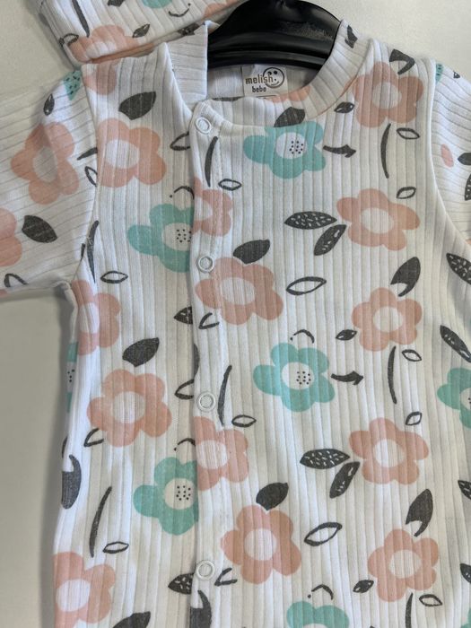 Pajacyk niemowlęcy kwiaty +czapeczka r.0/3m