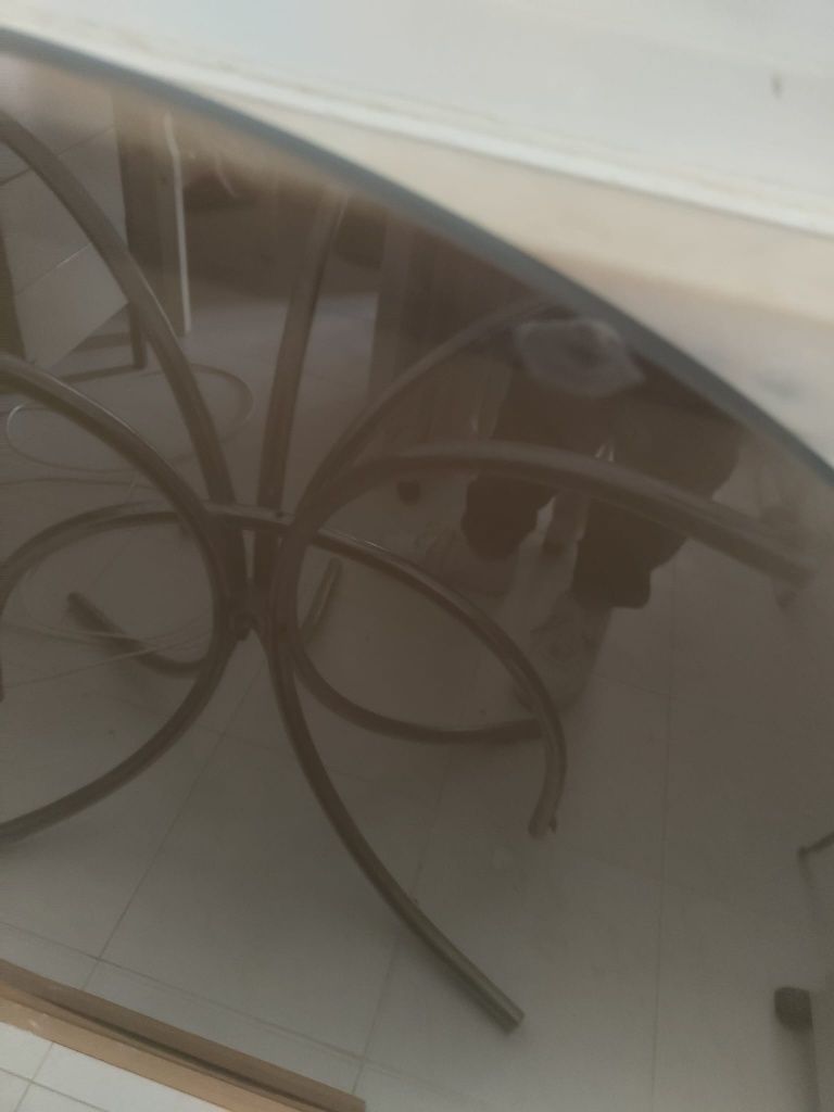Mesa antiga com tampo em vidro