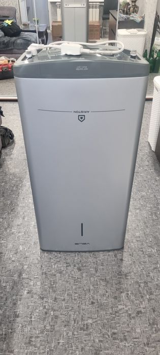 Бойлер Ariston на деталі