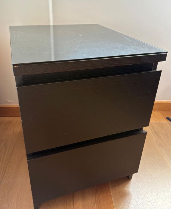 Cómoda c/ 2 gavetas pret./cast. + tampo vidro / modelo malm ikea