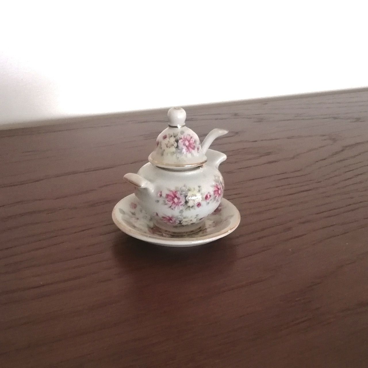 Terrina com pratinho decorativos em porcelana, vintage
