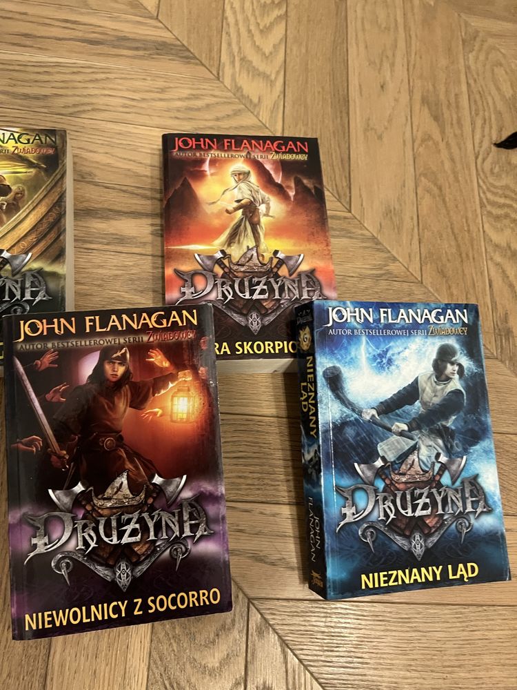 Drużyna, John Flanagan, Tomy 1-6