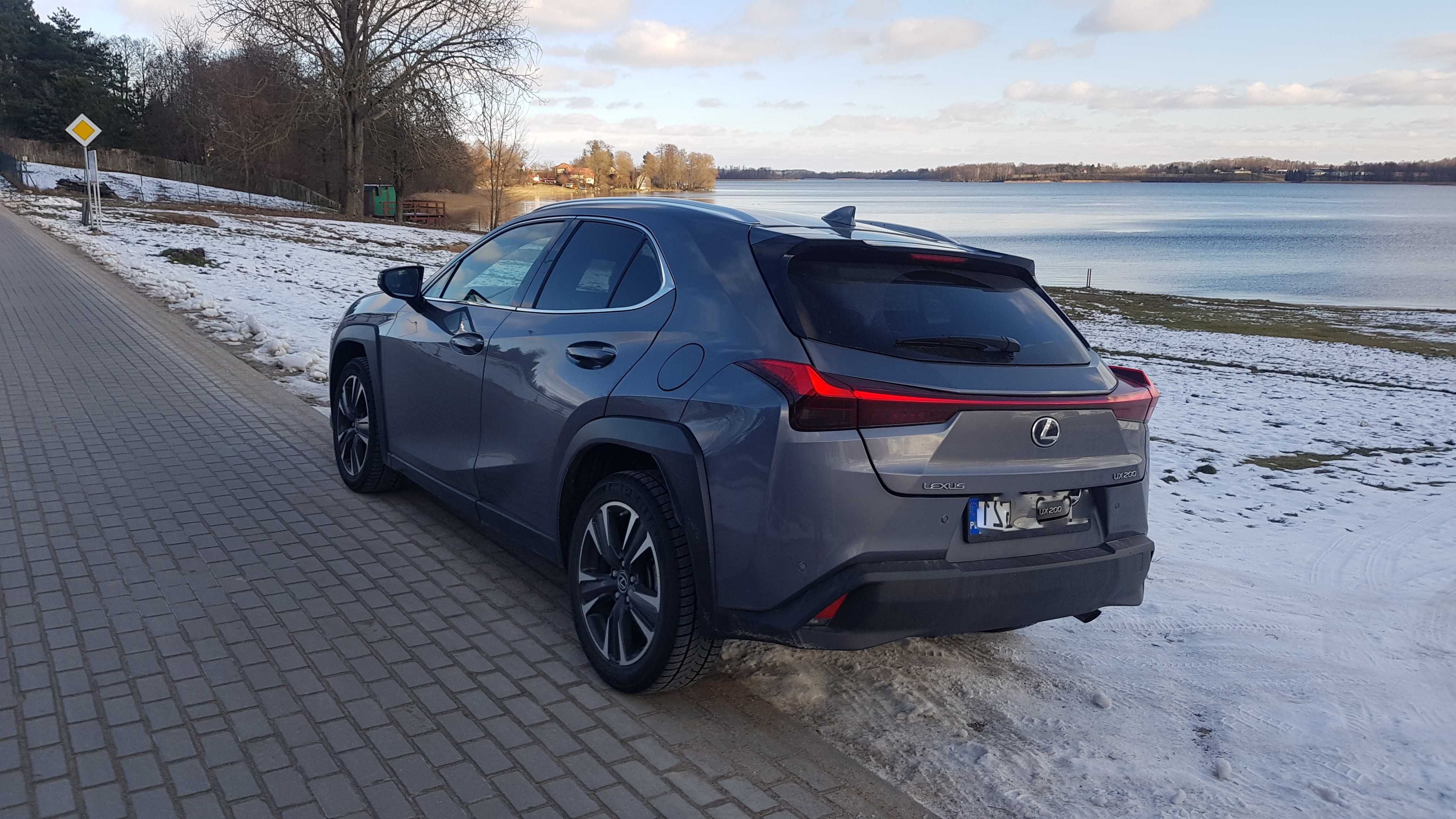 Wypożyczalnia aut oferuje LEXUS UX 200