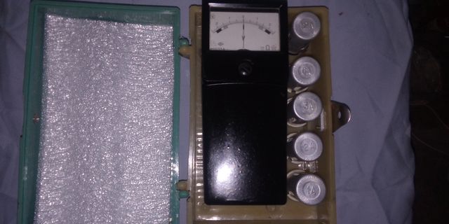 Аккумуляторный вольтметр М2033