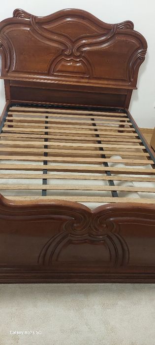 Cama em madeira maciça