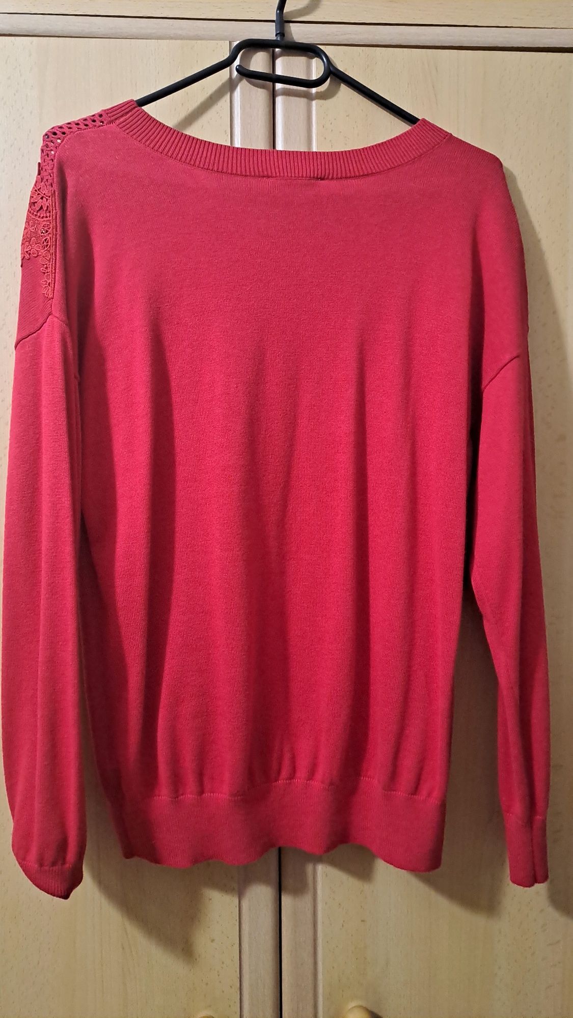 Czerwony sweter z koronką Orsay