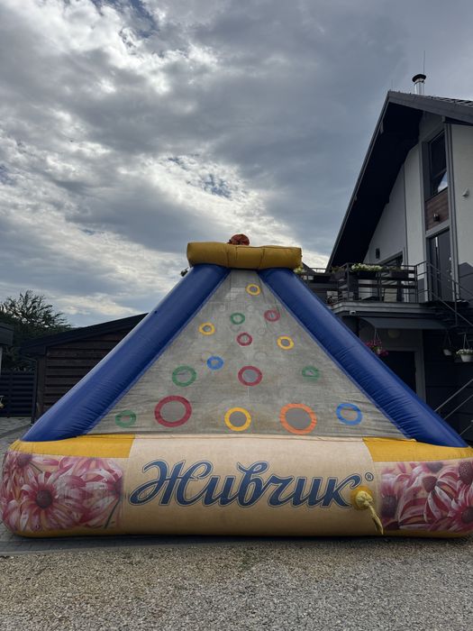 Надувний атракціон