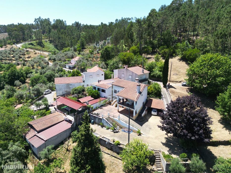 Moradia T2 Tranquila com Anexo T1 Adicional em Amplo Terreno Perto de