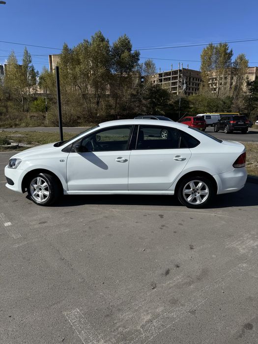 Volkswagen Polo 2015 года выпуска.