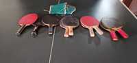 Mesa de ping pong com várias raquetes