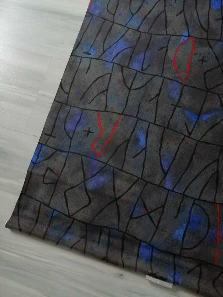 Roleta okienna materiałowa, wzorzysta. Ze wzorem run. ok. 70x150 cm.