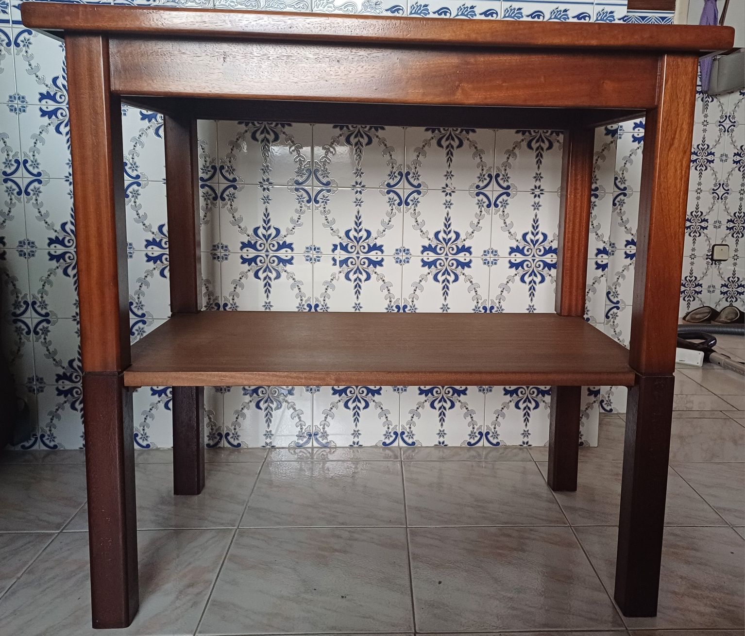 Mesa de madeira com prateleira