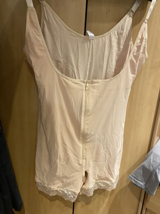 Wyszczuplające body na zamek