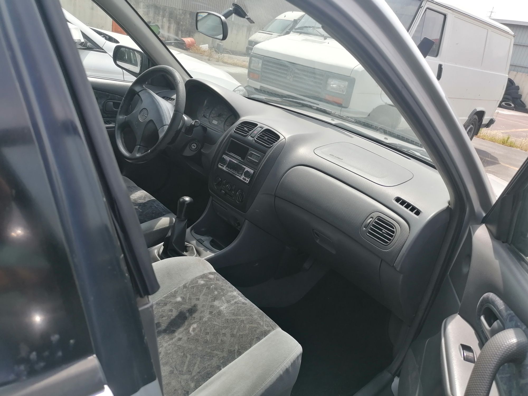 Mazda com motor partido