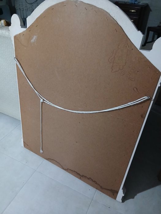 Espelho com moldura branca