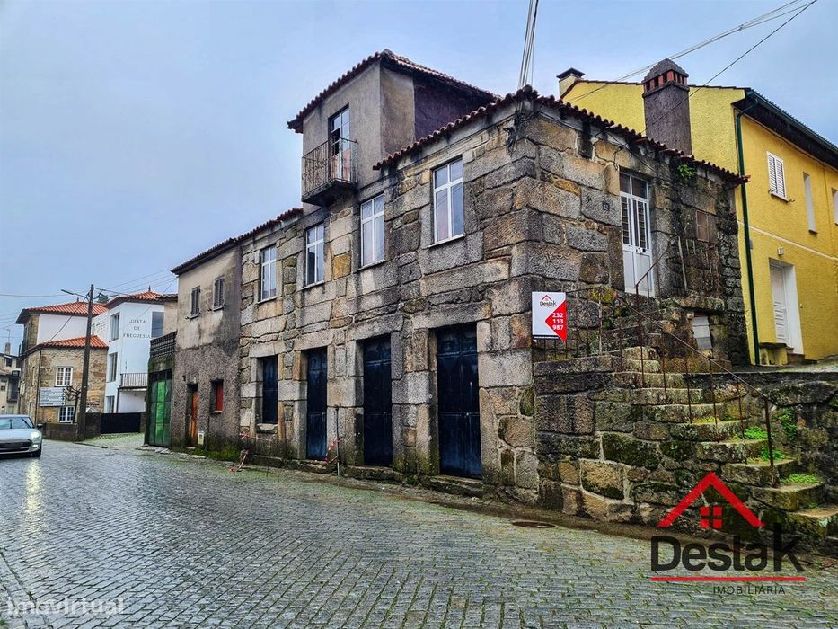 Moradia em banda para reconstrução em Rio de Moinhos
