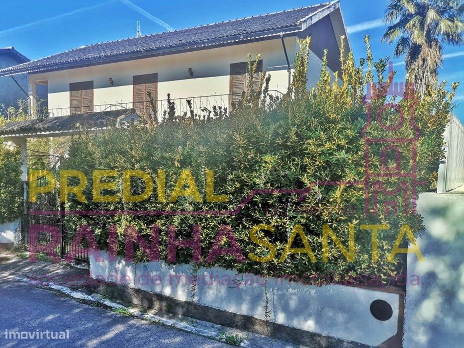 Moradia de r/c, 1º andar, adega, anexos, garagens e terreno