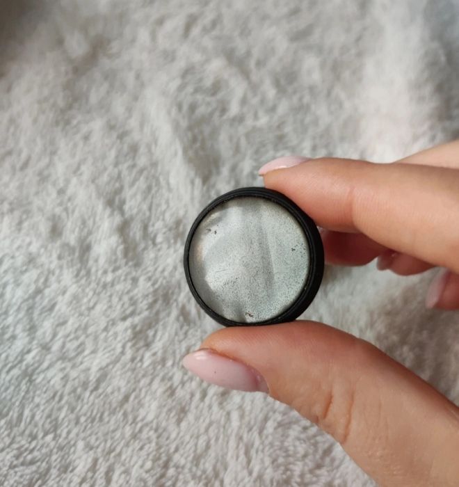 Duże guziki szare, srebrne, 2 szt. Średnica 3 cm.
Guziki są stare, cza