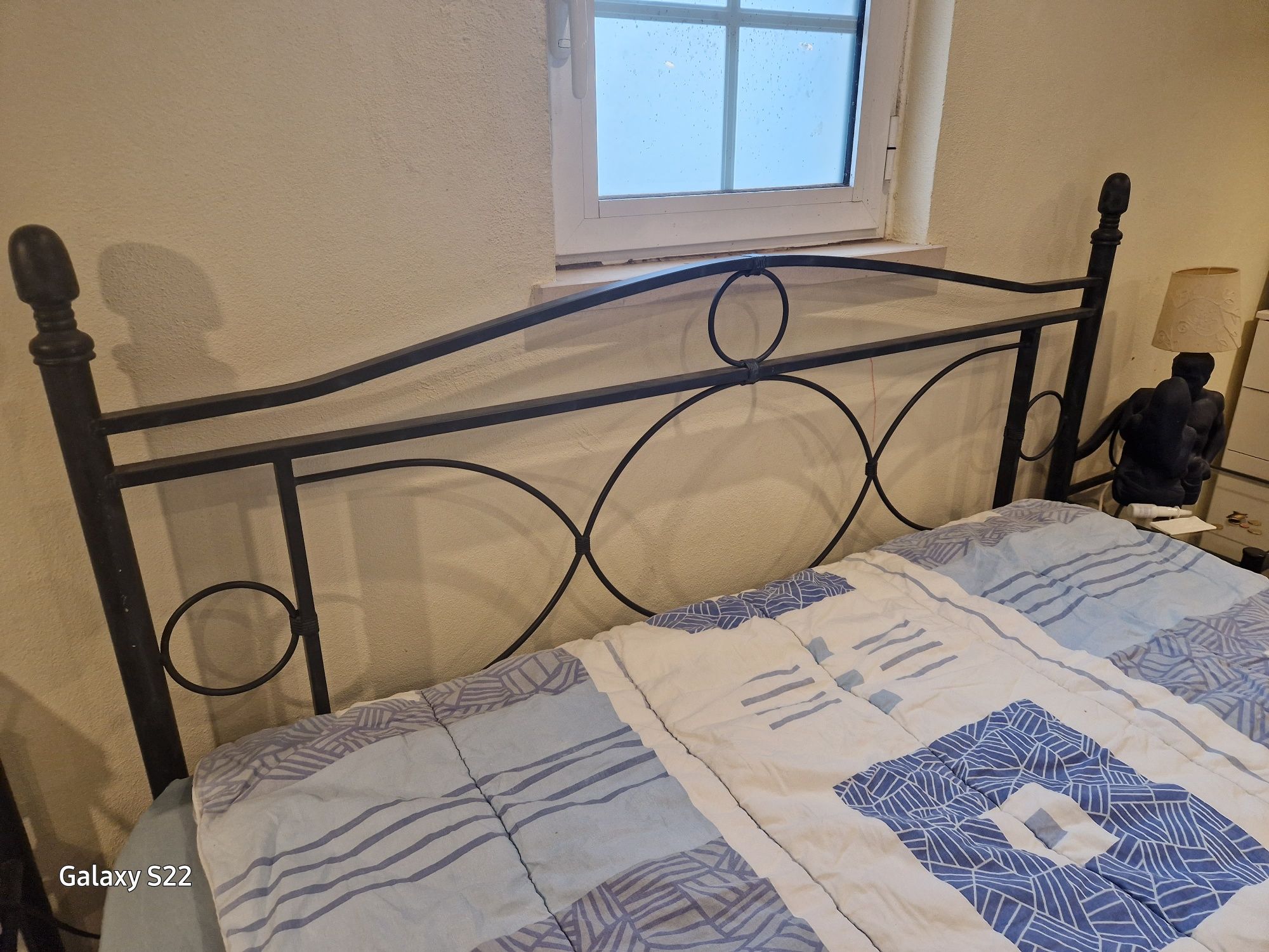 Cama de latão Azul Forte e 2 Mesas de cabeceira iguais à cama