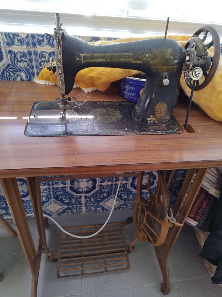 Máquina de costura Singer a funcionar
