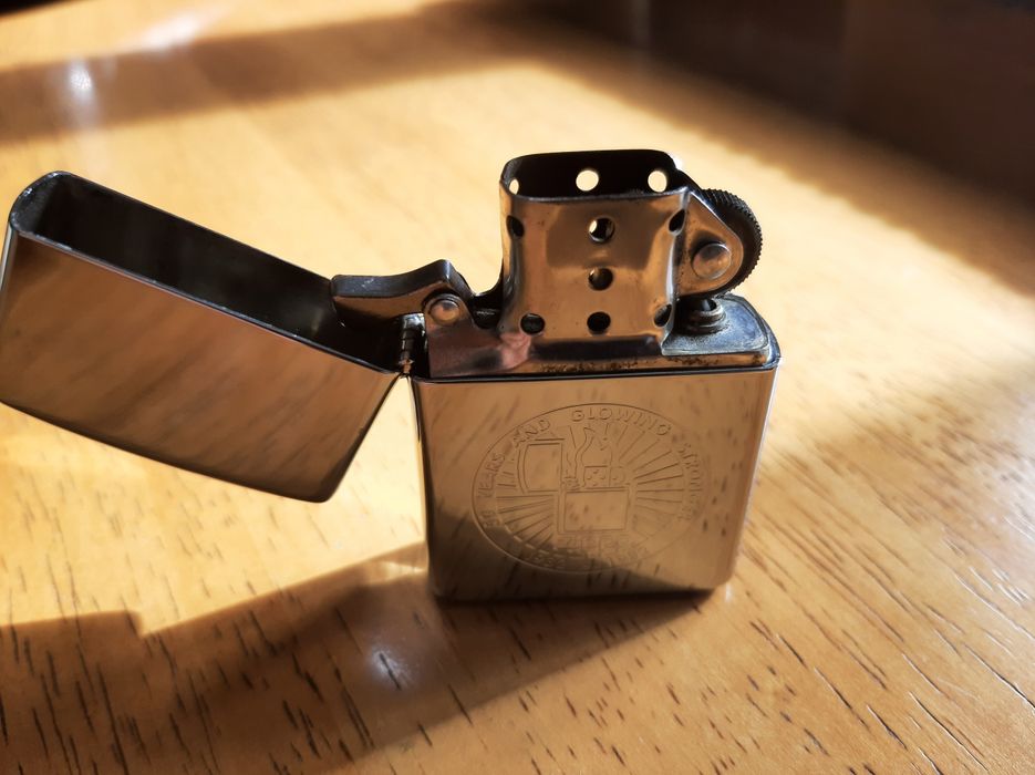 Isqueiro zippo metálico
