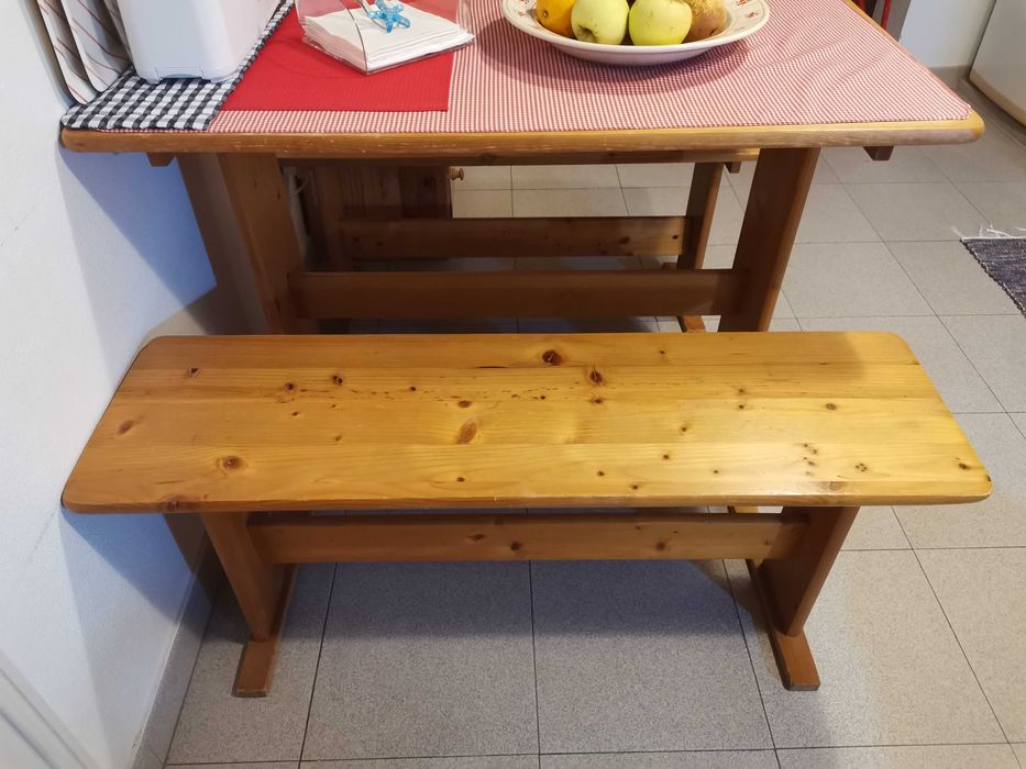 Mesa de cozinha com 2 bancos corridos, em pinho