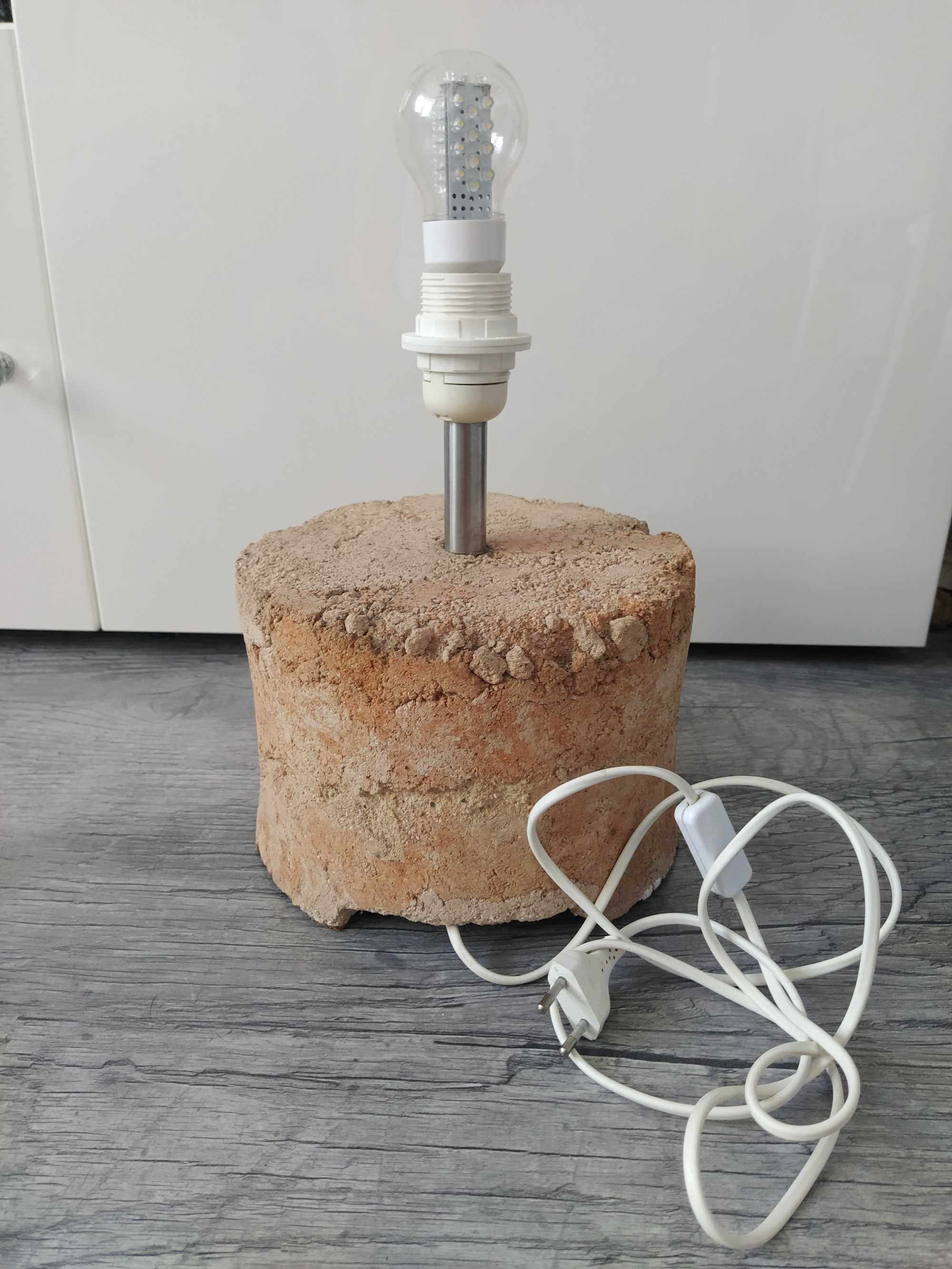 Lampka industrialna loftowa na dużej podstawie z kruszonego piaskowca