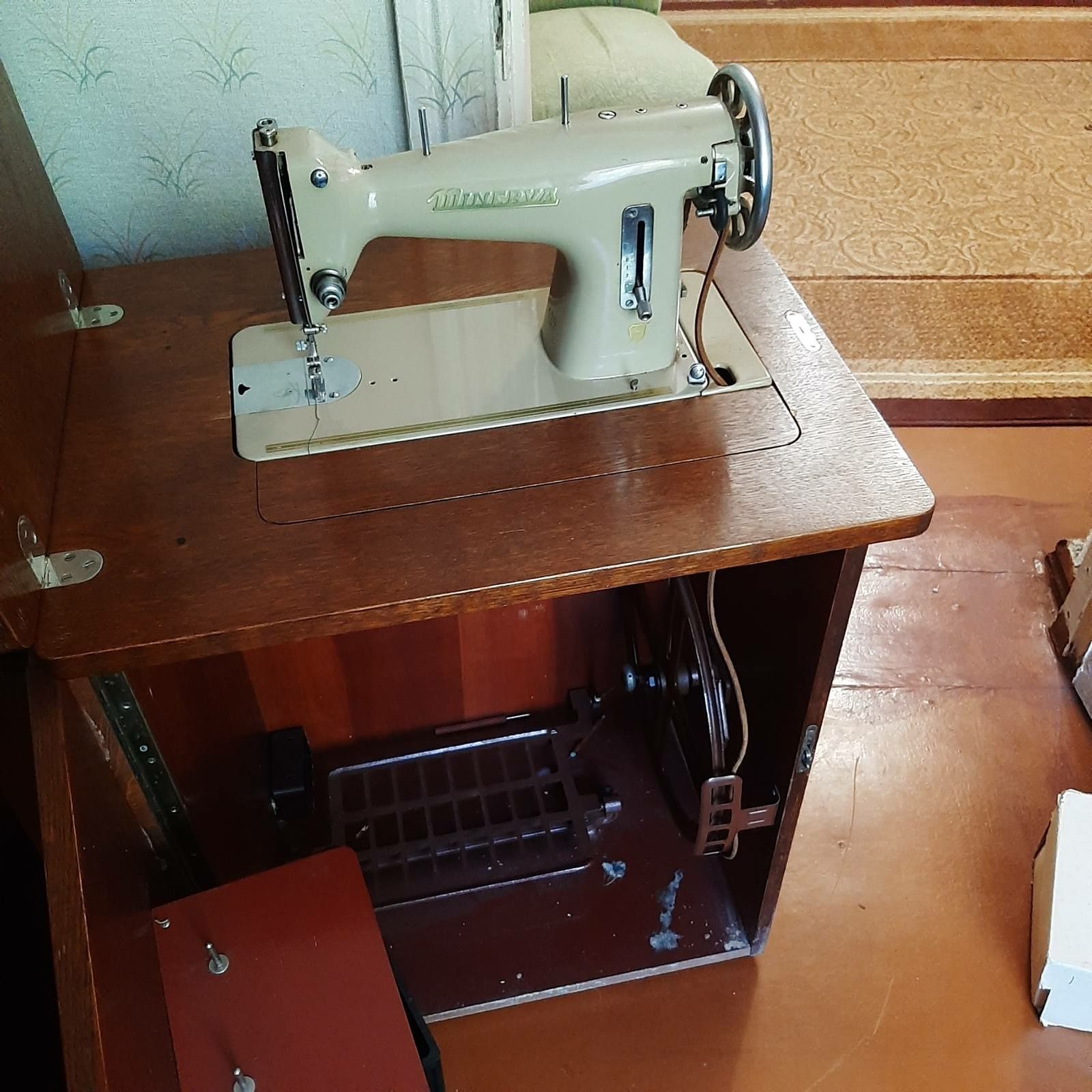 Швейная машинка Minerva с ножным приводом